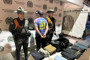 La ropa estaba impregnada con un polvo blanco que resultó siendo cocaína.