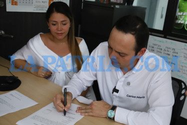 Carlos Mario Marín Correa haciendo oficial la renuncia ante la Registraduría. Recibió aval del Partido Liga de Gobernantes Anticorrupción. En la imagen sale acompañado de su esposa, Valentina Acevedo. 