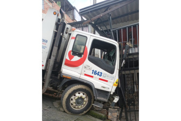 En la carrera 8C del barrio Porvenir Alto, de Manizales, un camión de la basura chocó contra una casa.