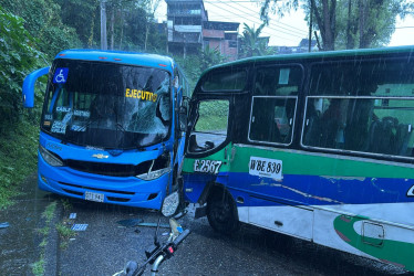 Así quedaron las dos busetas que chocaron en una vía del barrio Aranjuez de Manizales. 