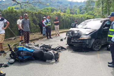 En la carretera entre Chinchiná y Palestina, un motociclista sufrió lesiones en sus extremidades, tras chocar con un carro.