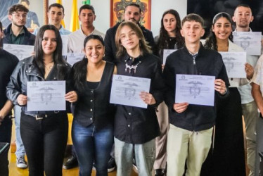 Algunos jóvenes estuvieron acompañados por sus familias durante la posesión.