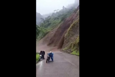 El derrumbe ocurrió en el sector la Quiebra, tramo Pueblo Rico - corregimiento de Santa Cecilia.
