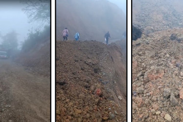 Un derrumbe mantiene cerrado el paso en una vía del Norte de Caldas, en la mañana de este viernes (19 de diciembre).