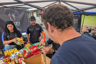 . Bajo el lema del intercambio de armas por alimentos, la comunidad del barrio Comuneros respondió de manera contundente, logrando la recaudación de más de 70 armas. 