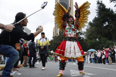 Un artista participa en un desfile navideño durante la conmemoración del dogma de la Inmaculada Concepción del Virgen María conocido en Colombia como 'El Día de Velitas' este domingo, en Bogotá (Colombia).