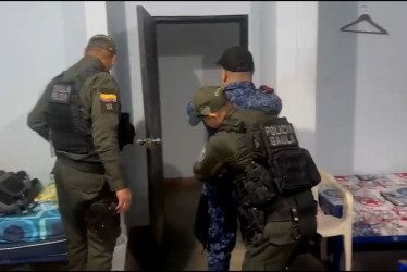 Captura de uno de los seis funcionarios.