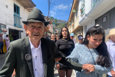 Don Miguel, de 98 años, demuestra que Neira tiene abuelos para rato. Este homenaje confirma que la edad es solo un número lleno de energía.