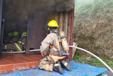 20 integrantes del Cuerpo Oficial de Bomberos reciben entrenamiento sobre incendios.
