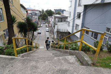 Las escaleras eléctricas entre la carrera 24A y 23A regresaron al proyecto de bulevares de La Estrella, en Manizales. La Alcaldía tramita la licitación y espera iniciar obras después de la Feria del 2026. Cinco comerciantes dan su opinión.