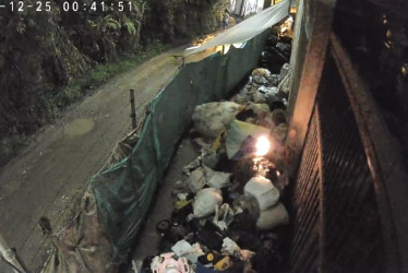 En cámaras de seguridad quedó registrado cuando cayó el globo navideño que inició el incendio. 