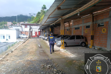 En el lote funciona un parqueadero, del que se obtienen recursos para la manutención del Cuerpo de Bomberos.