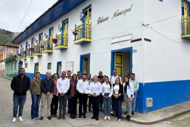  Foto I Cortesía ESAP / Q´HUBO  Los funcionarios, encsabezados por el alcalde, recibieron el rediseño institucional, entregado por la ESAP.