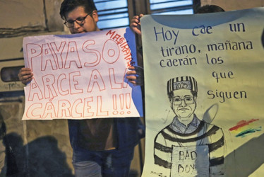 Foto | EFE | LA PATRIA  Detractores de Luis Arce celebran frente a la dependencia de la Fuerza Especial de Lucha Contra el Crimen, en La Paz, la detención del expresidente de Bolivia. 