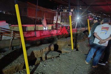 La caída de un muro en un parqueadero. 
