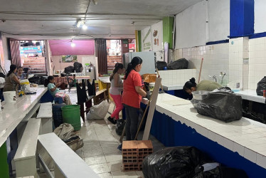 Comerciantes de una plaza de mercado en Caldas se unieron con obras para revivir los seis locales donde han vendido comidas, tras una orden de cierre.
