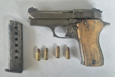 Un capturado golpeó con el arma de fuego a otro que lo habría provocado.