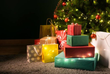  Foto I Tomada de Freepik I LA PATRIA  "Al final, los niños olvidarán muchos de sus juguetes con el tiempo, pero jamás olvidarán lo que sintieron cuando alguien se los dio en sus manos".