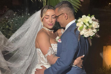 Sandra Bravo y Jhon Alexánder Alzate posan para la cámara luego de contraer matrimonio en Manizales. 