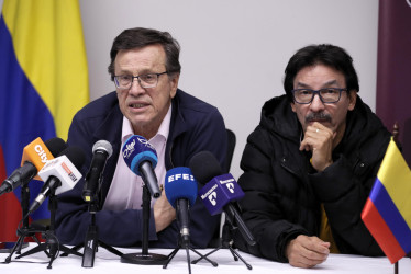 El presidente de la Central Unitaria de Trabajadores (CUT), Fabio Arias (i), habla durante una rueda de prensa este jueves, en Bogotá (Colombia). Representantes de los sindicatos colombianos reclamaron que el aumento del salario mínimo para 2026 sea de dos cifras y advirtieron que no cederán mientras los empresarios mantengan su propuesta actual en el 7,21 %.