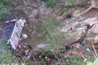 Este es el abismo al que cayó el bus que regresaba con estudiantes de un colegio de Medellín luego de la excursión de fin de año a la Costa Atlántica.