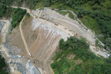 La vía Manizales-Medellín recupera el paso por el corredor nuevo, donde continúan las obras para mitigar la pérdida de banca que se registra desde junio de este 2025.
