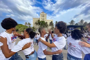 Un grupo de jóvenes bailando en el malecón de La Habana (Cuba). 