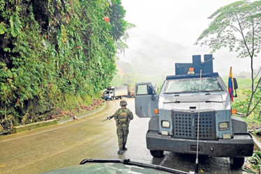 Foto | @Ejercito_Div7 | LA PATRIA El Ejército Nacional logró restablecer ayer el flujo vehicular en la vía Tadó–Pereira, luego de que presuntos integrantes del Eln retuvieran y atravesaran un vehículo tipo furgón para obstaculizar la movilidad.