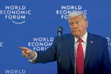 Trump aterrizó en la ciudad alpina con tres horas de retraso sobre lo previsto inicialmente, debido a una avería menor del Air Force One, y dio un discurso de una hora y media de duración, el doble de lo anunciado en el programa.