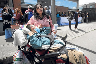 Foto | EFE | LA PATRIA María Rubio madre de un paciente con parálisis cerebral, ambos víctimas de la crisis del sistema de salud colombiano.