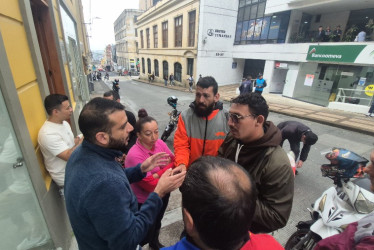 La calle 20 entre carreras 22 y 23 de Manizales está bloqueada por momentos desde hace tres días.