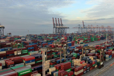 Colombia aplicará un gravamen del 30 % a la importación de 20 productos provenientes de Ecuador.