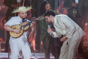  El cantante puertorriqueño Bad Bunny este sábado durante su segundo concierto de la gira 'Debí Tirar Más Fotos World Tour' en el estadio Atanasio Girardot en Medellín (Colombia).