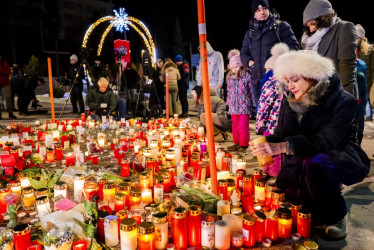 Ofrenda por las víctimas del incendio en Suiza.