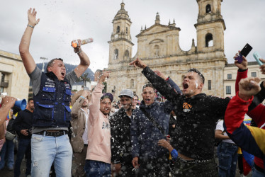 Ciudadanos venezolanos celebran durante una manifestación este sábado, en la Plaza de Bolívar en Bogotá (Colombia).