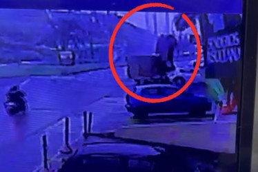 Cámaras de seguridad grabaron el momento en el que un vehículo cayó del tercer piso de un edificio, sobre un camión estacionado en la avenida Kevin Ángel de Manizales.