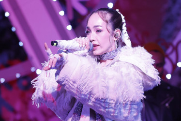 La cantautora de origen haitiano Ayiiti, durante su presentación en el parque de la 93, en Bogotá.