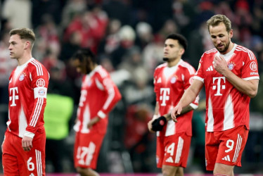Los jugadores del Bayern Munich con la cabeza abajo, luego de la derrota ante el Augsburgo. 