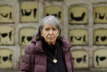 Fotografía de archivo del 5 de octubre del 2021 de la artista colombiana Beatriz González posando junto a su obra "Auras Anónimas" en el cementerio Central en Bogotá (Colombia).