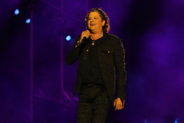 Carlos Vives durante su presentación en el Superconcierto de la Feria de Manizales 2026.