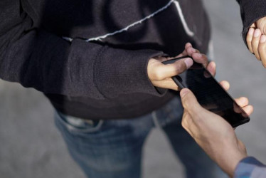 Ambos atendieron la diligencia de manera virtual y no aceptaron los cargos. Los identificaron, en el caso de los menores, por cámaras de seguridad. En el de los adultos, por reconocimientos fotográficos.