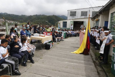 Foto I Archivo I LA PATRIA  Estudiantes de la I:E. La Sultana están a la espera de que designen docente de español, pues aseguran que están sin clases en esta materia desde agosto del 2025.