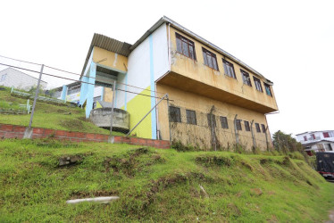 La sede principal de la Institución Educativa Pablo VI , en el barrio El Bosque, se encuentra en zona de riesgo.