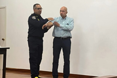 Bomberos de Manizales capacitaron en primeros auxilios a docentes de la I.E. La Asunción. Participaron cerca de 50 personas.