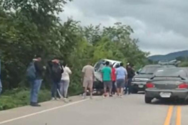 Cuatro personas murieron y 18 resultaron heridas en un accidente de tránsito tras un choque entre un automóvil y un bus. Foto de referencia utilizada como ilustración.