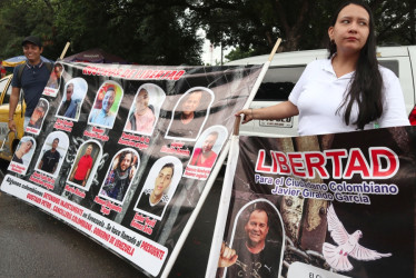 Familiares de colombianos presos en Venezuela, sostienen este martes fotos de sus seres queridos en el puente internacional Simón Bolívar que une a las ciudades de Cúcuta y Villa del Rosario (Colombia), con las ciudades de San Antonio y San Cristóbal del Estado Táchira (Venezuela).