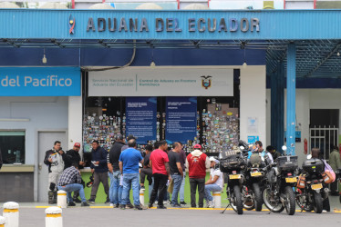 Personas hacen fila en el Centro Nacional de Atención en Frontera ( Cenaf) en la frontera de Ecuador con Colombia este viernes, en Tulcán (Ecuador).