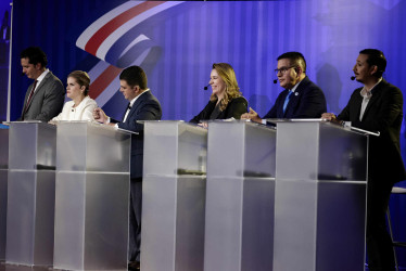 Los candidatos presidenciales, de izquierda a derecha, José Aguilar del partido Avanza; Laura Fernández, candidata del partido Pueblo Soberano; Álvaro Ramos del partido Liberación Nacional; Claudia Dobles del partido Coalición Agenda Ciudadana; Fabricio Alvarado del partido Nueva República, y Ariel Robles del partido Frente Amplio, participan en un debate este lunes, en San José (Costa Rica).