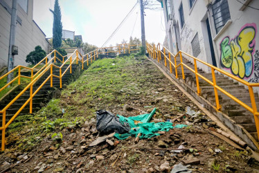 Dejaron escombros en las escalas de San  Jorge. 