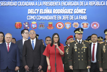 La presidenta encargada de Venezuela, Delcy Rodríguez (c), habla junto al presidente de la Asamblea Nacional, Jorge Rodríguez (2-i); el ministro del Interior, Diosdado Cabello (i), y el ministro de la Defensa, Vladimir Padrino López (2-d).